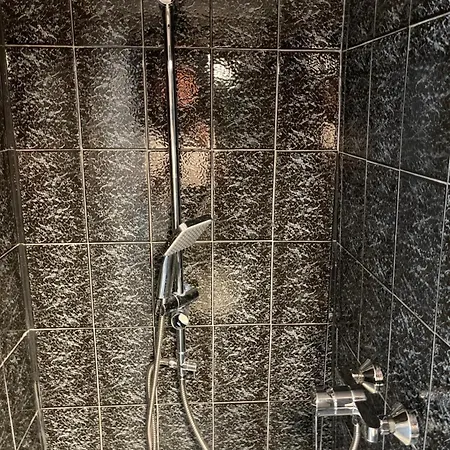 Sunset & Free Parking Garage Apartma