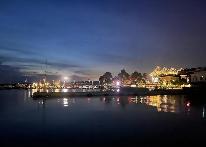 Sunset & Free Parking Garage アパート