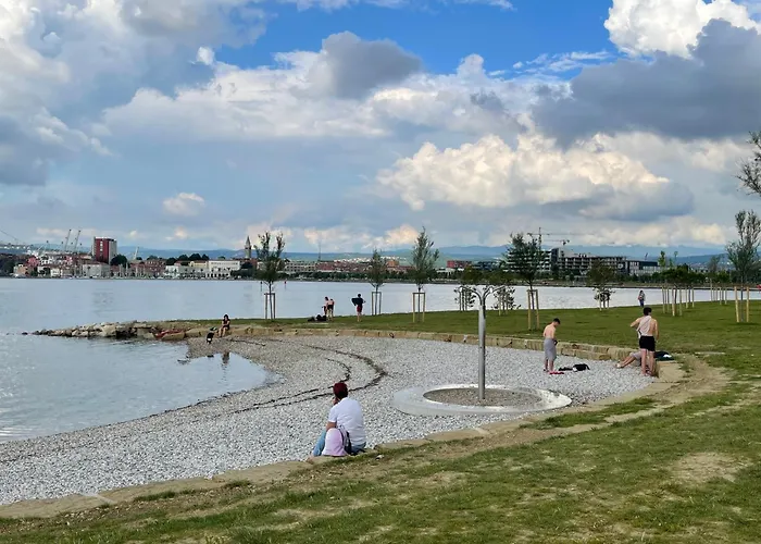 Sunset & Free Parking Garage アパート コペル